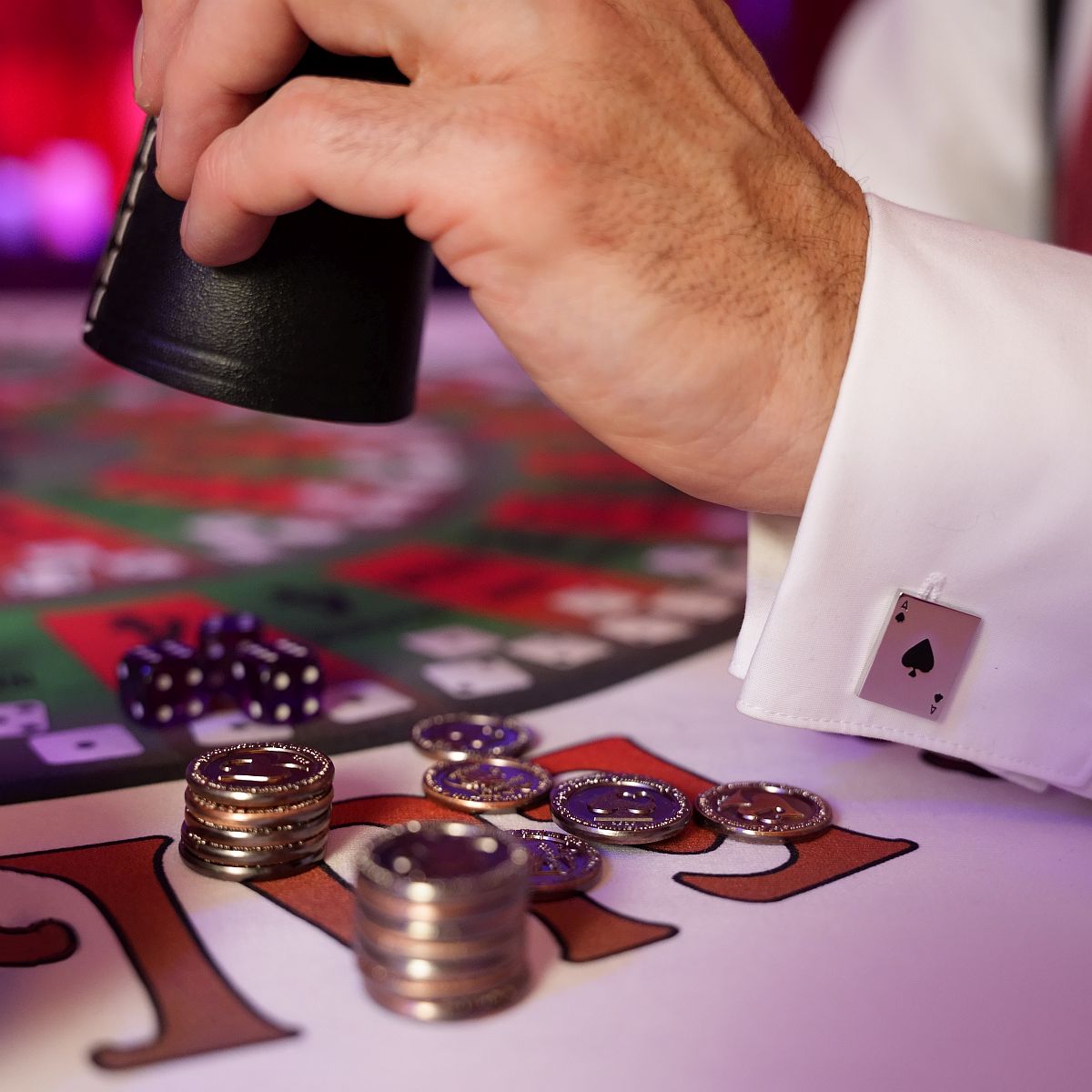 Historische Glücksspiele im Salon der Spielerspelunke zu Feiern und Festen